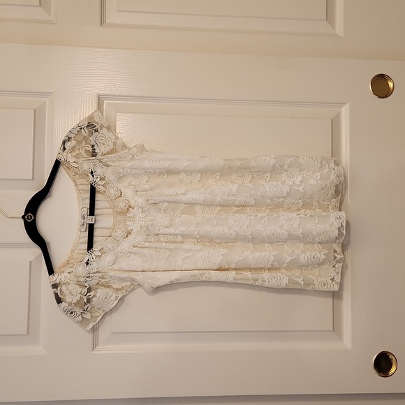 Dress Barn Ivory Lace Flutter Sleeve Top Size S - Picture 2 of 9